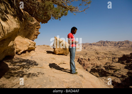 Sentier de montagne au-dessus du désert, Beida (10 km au nord de Pétra) Réserve archéologique en Jordanie Banque D'Images