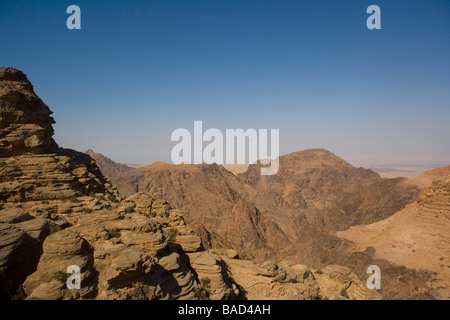 Sentier de montagne au-dessus du désert, Beida (10 km au nord de Pétra) Réserve archéologique en Jordanie Banque D'Images