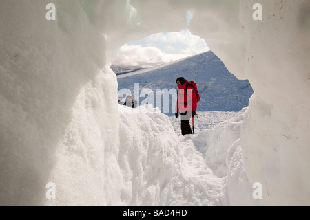 Un groupe d'alpinistes sur les trous de neige bâtiment dans le Cairngorm Parc national de Cairngorm en Ecosse UK Banque D'Images