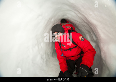 Un groupe d'alpinistes sur les trous de neige bâtiment dans le Cairngorm Parc national de Cairngorm en Ecosse UK Banque D'Images