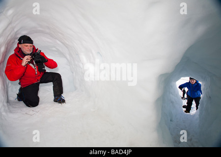 Un groupe d'alpinistes sur les trous de neige bâtiment dans le Cairngorm Parc national de Cairngorm en Ecosse UK Banque D'Images