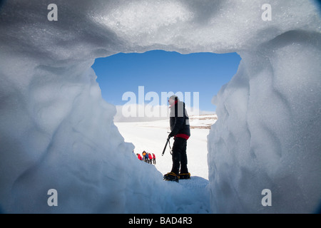 Un groupe d'alpinistes sur les trous de neige bâtiment dans le Cairngorm Parc national de Cairngorm en Ecosse UK Banque D'Images