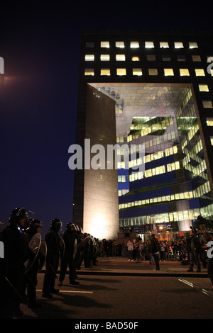 Riot Police line près de London Bridge au g20 d'émeutes Banque D'Images