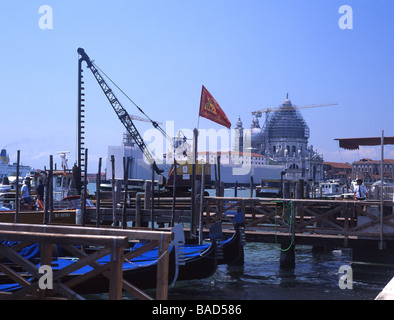 Construction et restauration à Venise de grues et d'échafaudages sur Santa Maria della Salute et Dogana Venise Vénétie Italie Banque D'Images