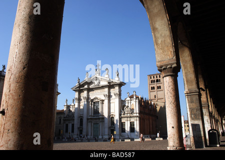 Mantova : Duomo & arches 2 Banque D'Images