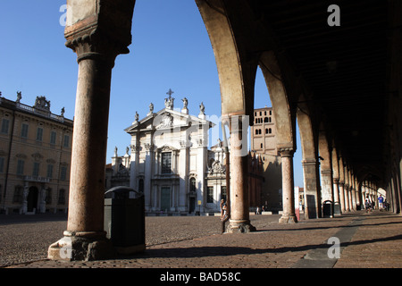 Mantova : Duomo & arches 1 Banque D'Images