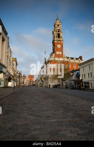 Vers le bas à Colchester High Street à partir d'un point de vue vers le bas de ville victorienne avec du château d'eau à la fin Banque D'Images