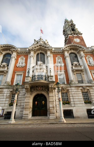 La recherche à travers Colchester High Street à l'entrée de l'hôtel de ville Banque D'Images