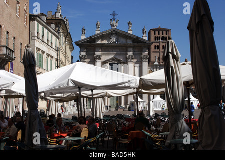 Mantova : Duomo & parasols à la Piazza Sordello Banque D'Images