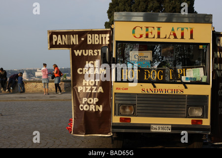 Ice-cream van sur la colline du Janicule, avec les touristes dans l'arrière-plan, à Rome, Italie. Banque D'Images