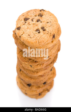 Pile de cookies aux pépites de chocolat isolé sur fond blanc Banque D'Images