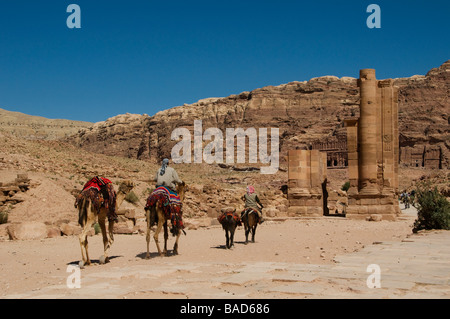 Bédouins de la tribu Zawaideh monté sur un chameau et l'âne à l'ancienne rue Colonnade dans l'ancienne ville nabatéenne de Pétra en Jordanie Banque D'Images