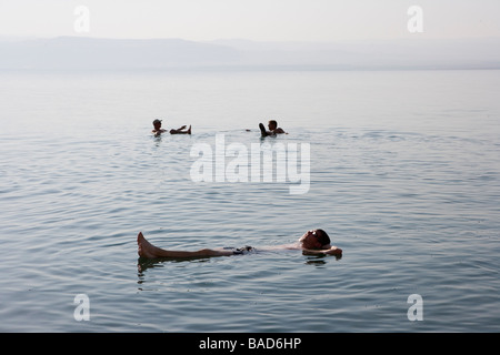 Les touristes à la mer Morte, Marriott Dead Sea Resort, Jordanie Banque D'Images