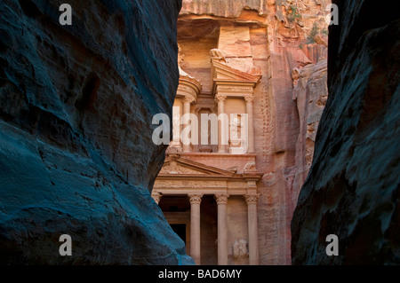 Vue de la roche du trésor Khazneh El monument à travers le siq une gorge étroite dans l'ancienne ville nabatéenne de Pétra en Jordanie Banque D'Images