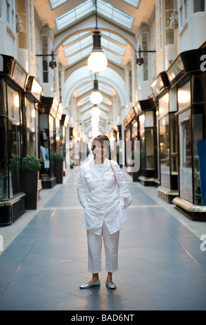 Une femme à une galerie marchande à Londres en Angleterre. Banque D'Images