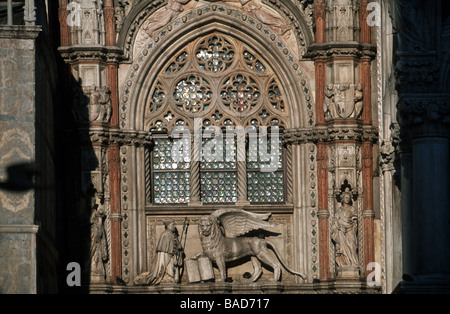 Italie, Veneig, Stadtteil San Marco, Palazzo Ducale, gotisches Maßwerkfenster über der Porta della Carta Banque D'Images