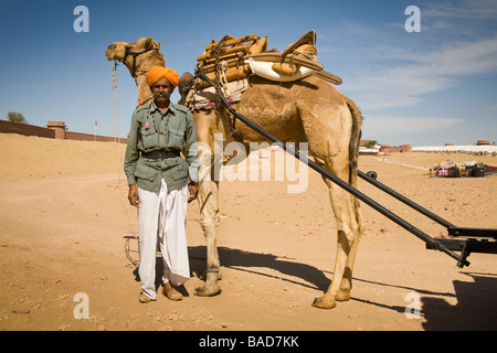 L'homme debout à côté d'un chameau, le chameau d'Osian, Camp Osian, Rajasthan, Inde Banque D'Images