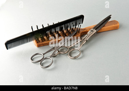 Peigne et brosse noir coiffure shears Banque D'Images