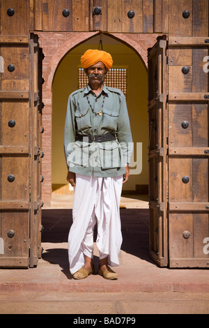 Homme debout dans une porte à Osian Camel Camp, Osian, Rajasthan, Inde Banque D'Images