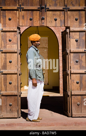 Homme debout dans une porte à Osian Camel Camp, Osian, Rajasthan, Inde Banque D'Images