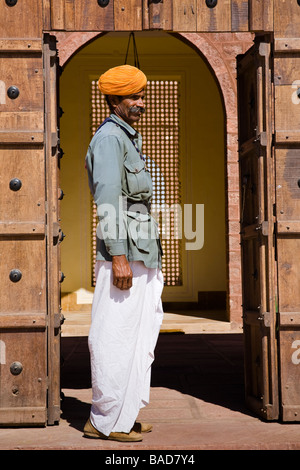 Homme debout dans une porte à Osian Camel Camp, Osian, Rajasthan, Inde Banque D'Images