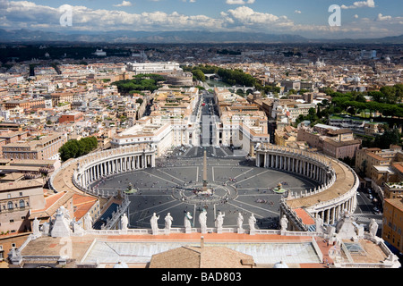 Vue de la Basilique Saint Pierre du Vatican s'est soleil, tandis que la partie de Rome est couvert par les nuages Banque D'Images