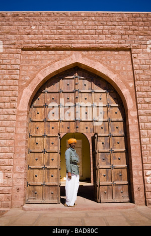 Homme debout dans une porte à Osian Camel Camp, Osian, Rajasthan, Inde Banque D'Images