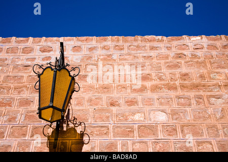 Lumière murale fixée à un mur coloré à Osian Camel Camp, Osian, Rajasthan, Inde Banque D'Images