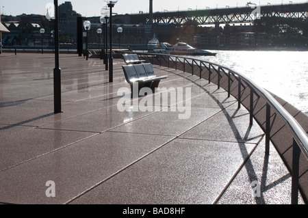 Des bancs en face de l'Opéra de Sydney , Australie Banque D'Images