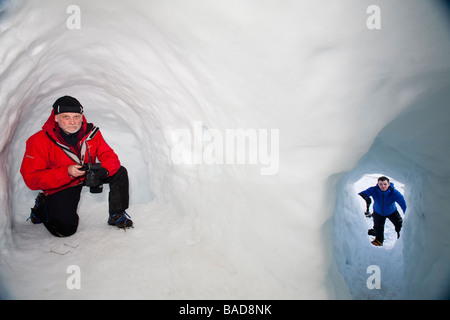 Un groupe d'alpinistes sur les trous de neige bâtiment dans le Cairngorm Parc national de Cairngorm en Ecosse UK Banque D'Images