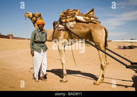 L'homme debout à côté d'un chameau, le chameau d'Osian, Camp Osian, Rajasthan, Inde Banque D'Images