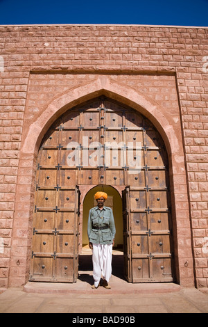 Homme debout dans une porte à Osian Camel Camp, Osian, Rajasthan, Inde Banque D'Images