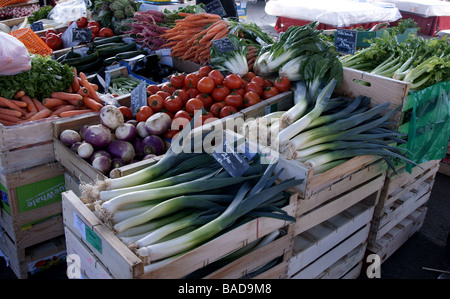 La France. Produits du marché sur l'engin kiosque de légumes;le sud-ouest de la France. Banque D'Images