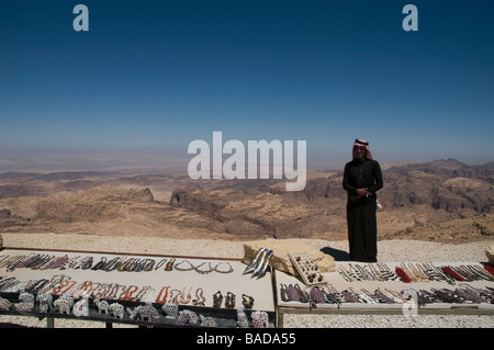 Vente de souvenirs du vendeur dans le Wadi Arabah dans le sud de la Jordanie Banque D'Images