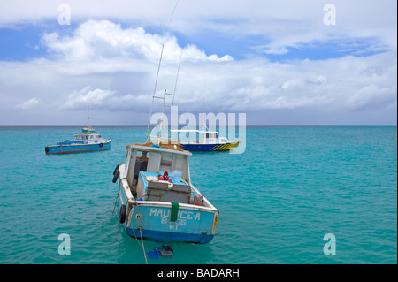 Bateau de pêche au quai de pêche de la baie d'Oistins, côte sud de la Barbade, Eglise paroissiale de Christ Banque D'Images