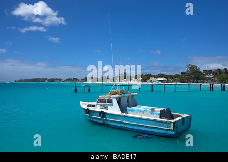 Bateau de pêche au quai de pêche de la baie d'Oistins, côte sud de la Barbade, Eglise paroissiale de Christ Banque D'Images