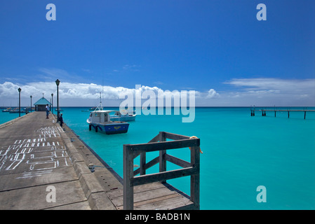 Oistins Bay Fishing Pier, côte sud de la Barbade, Eglise paroissiale de Christ Banque D'Images