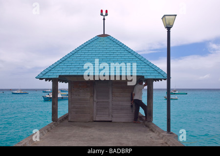 Oistins Bay Fishing Pier, côte sud de la Barbade, Eglise paroissiale de Christ Banque D'Images