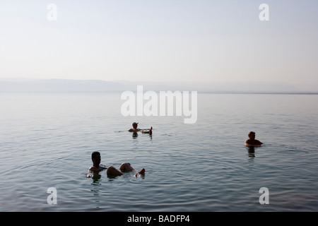 Les touristes à la mer Morte, Marriott Dead Sea Resort, Jordanie Banque D'Images