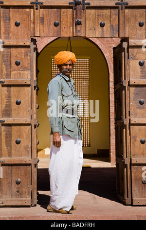 Homme debout dans une porte à Osian Camel Camp, Osian, Rajasthan, Inde Banque D'Images