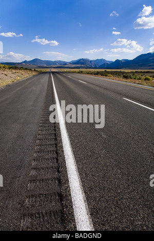 Route sans fin sur l'autoroute, avec un ciel bleu et nuages Banque D'Images