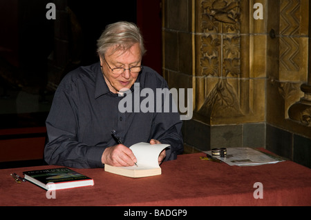 Sir David Attenborough de signer des copies de la vie de sang-froid au Musée d'Histoire Naturelle Banque D'Images