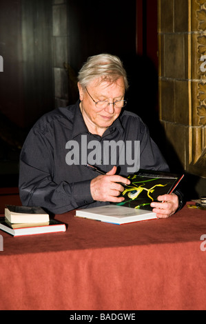 Sir David Attenborough de signer des copies de la vie de sang-froid au Musée d'Histoire Naturelle Banque D'Images