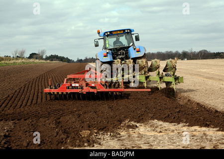 Tracteur New Holland champ de labour, Sutton, Suffolk, Angleterre Banque D'Images