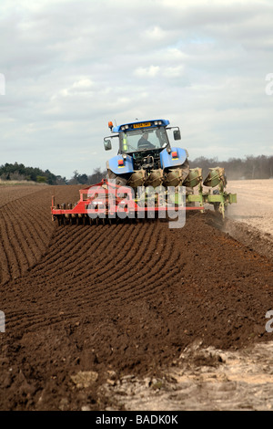 Tracteur New Holland champ de labour, Sutton, Suffolk, Angleterre Banque D'Images