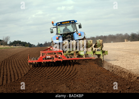 Tracteur New Holland champ de labour, Sutton, Suffolk, Angleterre Banque D'Images