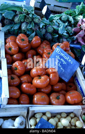 La France. Produits du marché.Les tomates Boeuf 'type' avec : billet ; Banque D'Images