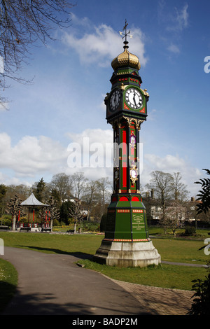 Tour de l'horloge et kiosque dans les jardins de l'Arrondissement de Dorchester Banque D'Images