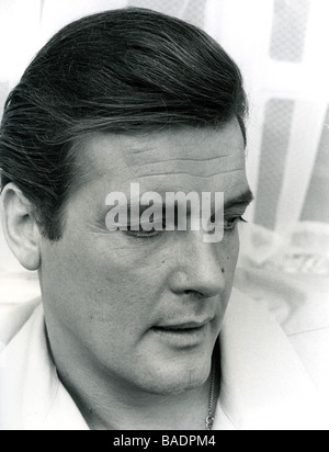 LA série TV SAINT UK avec Roger Moore ici dans son bureau Elstree Studios. Photo : Tiony Gale Banque D'Images