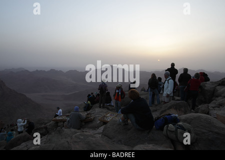 Pèlerins de St Katherines après avoir gravi les étapes du repentir regarder le lever du soleil le lundi de Pâques sur le Mont Sinaï Banque D'Images